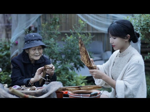 Making Traditional Zongzi with Bamboo Shoot Leaves