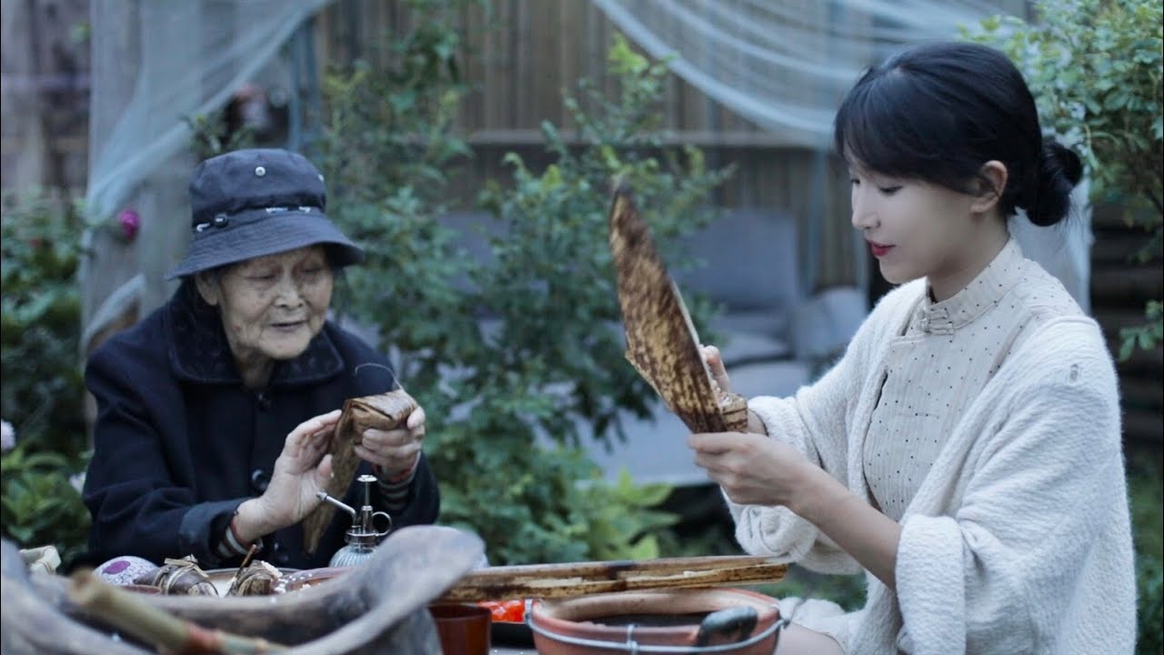 Making Traditional Zongzi with Bamboo Shoot Leaves